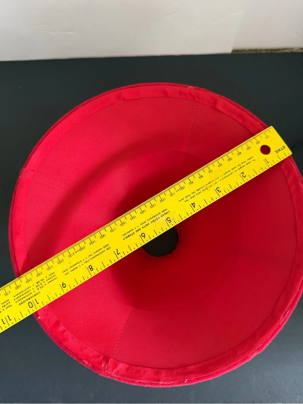 Red Hat Velvet Lamp with Rose Accent H-16,5”